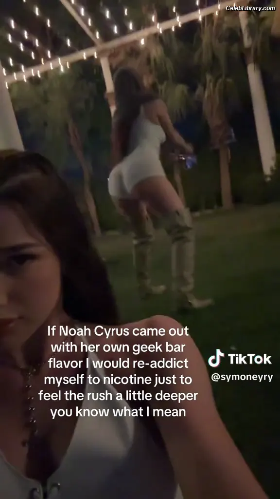 Noah Cyrus photo 2 of 911