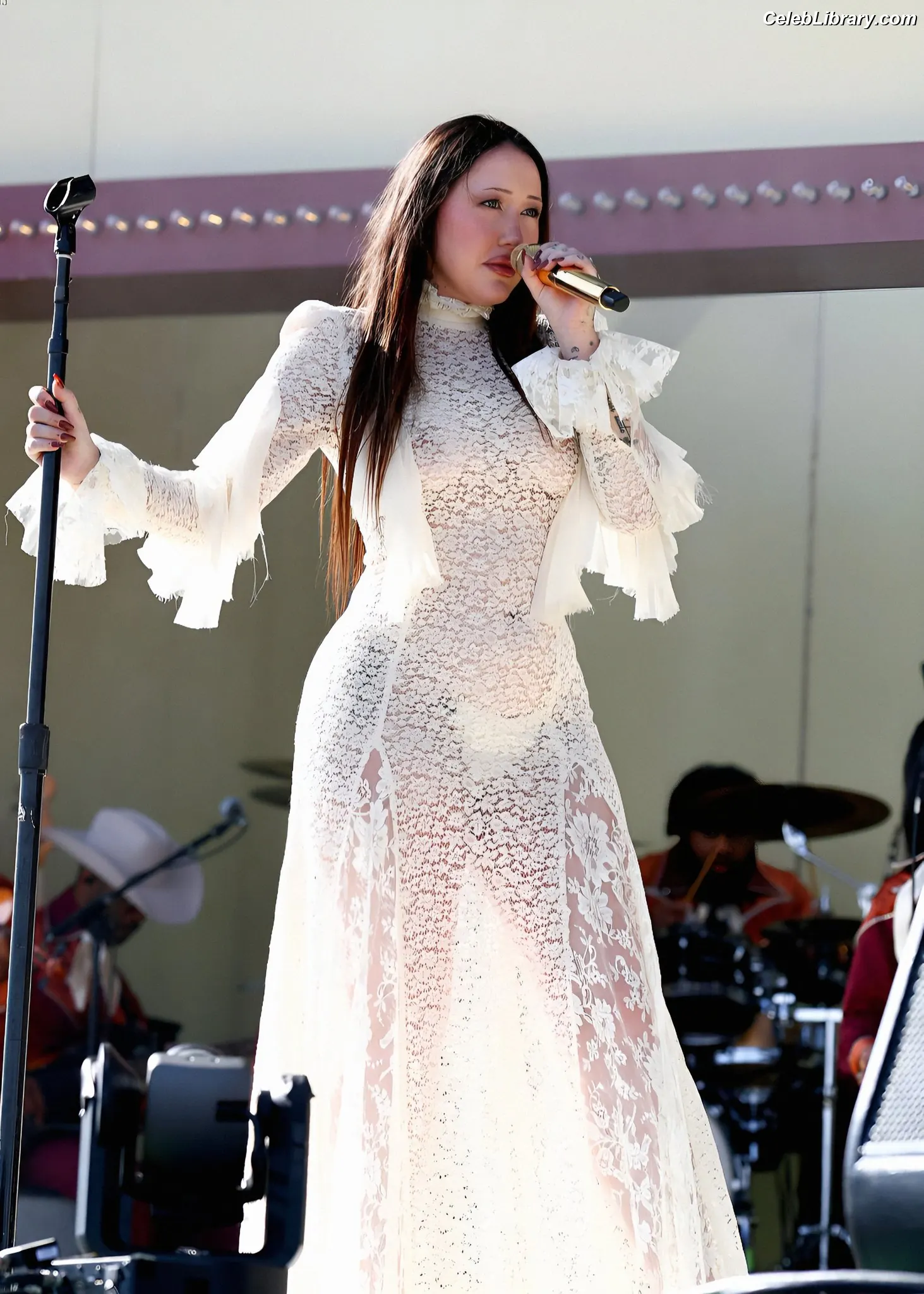 Noah Cyrus photo 5 of 911