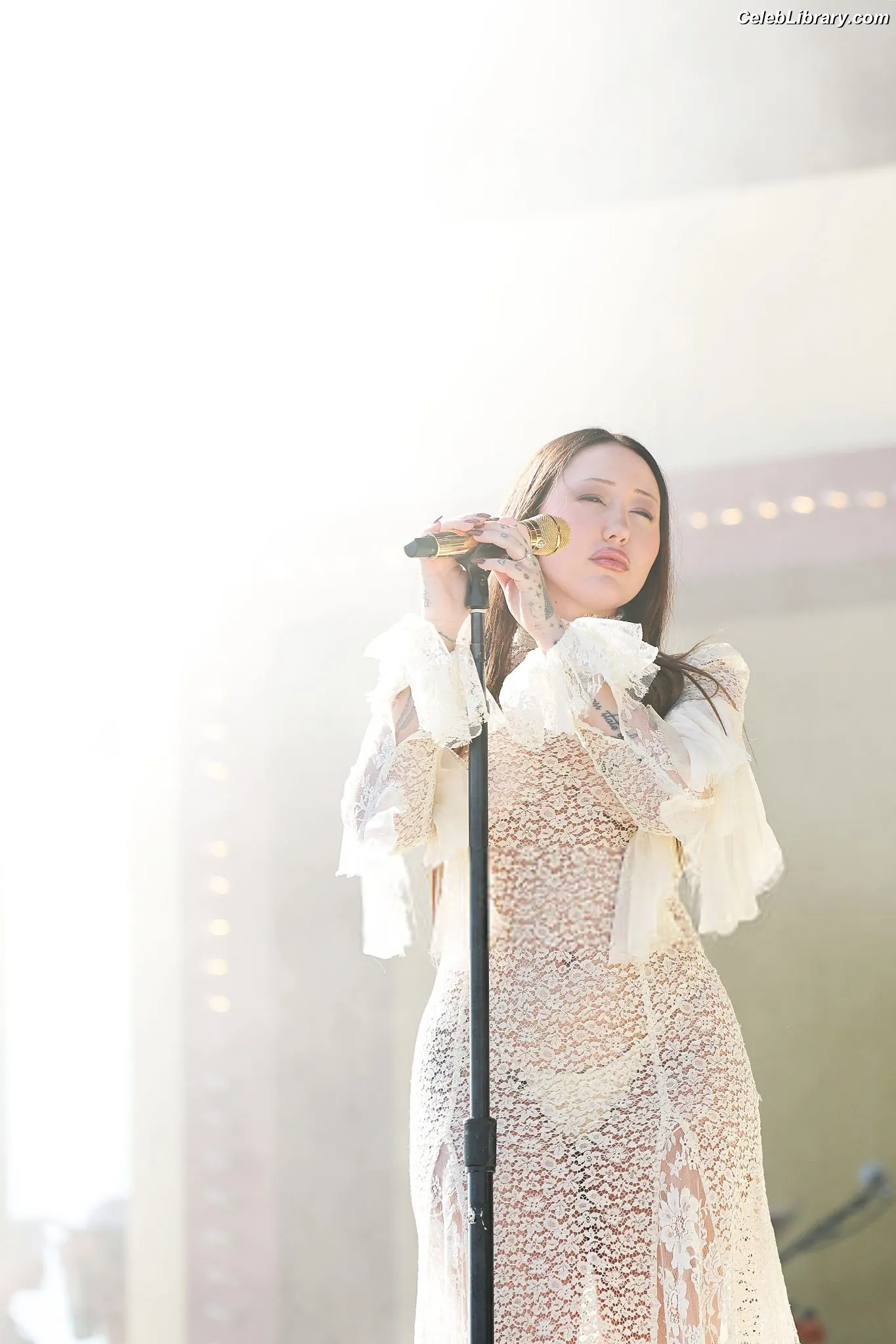 Noah Cyrus photo 23 of 911