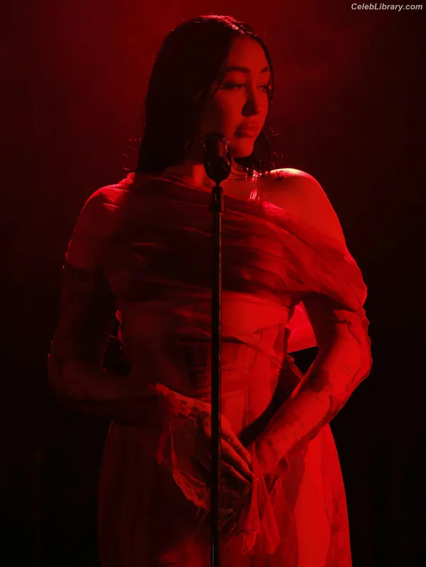 Noah Cyrus photo 4 of 908
