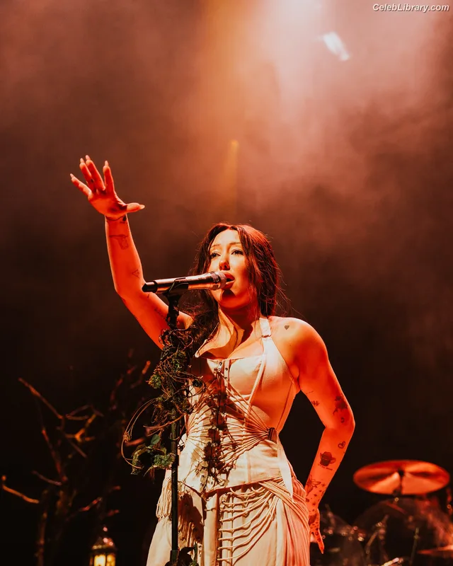 Noah Cyrus photo 11 of 908