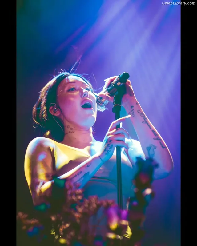 Noah Cyrus photo 20 of 908