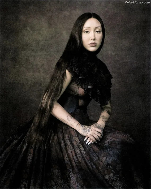 Noah Cyrus photo 1 of 908