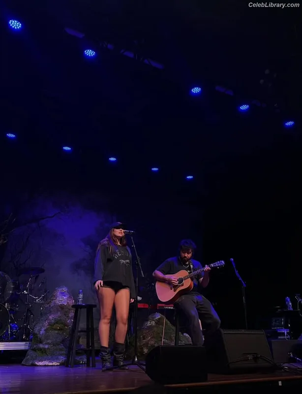 Noah Cyrus photo 2 of 908