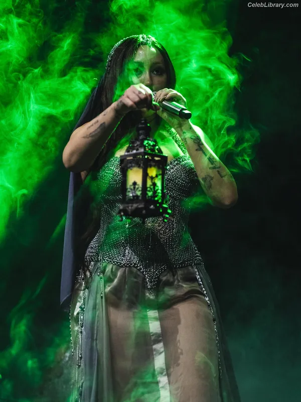 Noah Cyrus photo 4 of 908
