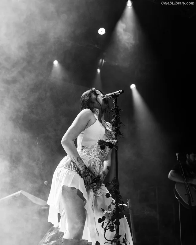 Noah Cyrus photo 9 of 908