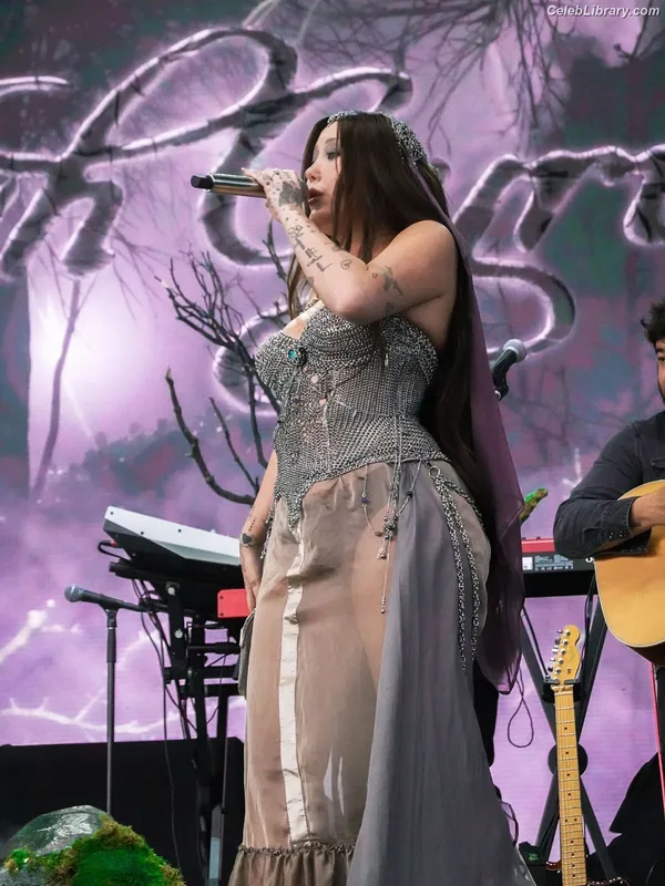 Noah Cyrus photo 10 of 908