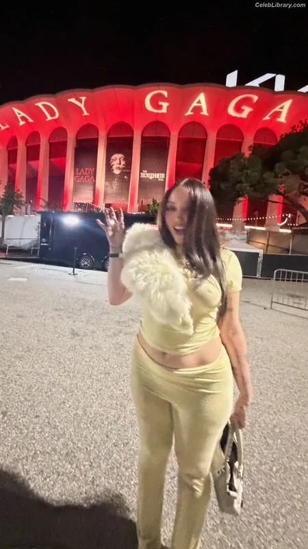 Noah Cyrus photo 22 of 908