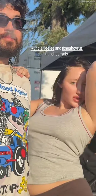 Noah Cyrus photo 1 of 908