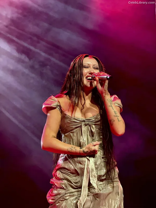 Noah Cyrus photo 3 of 908