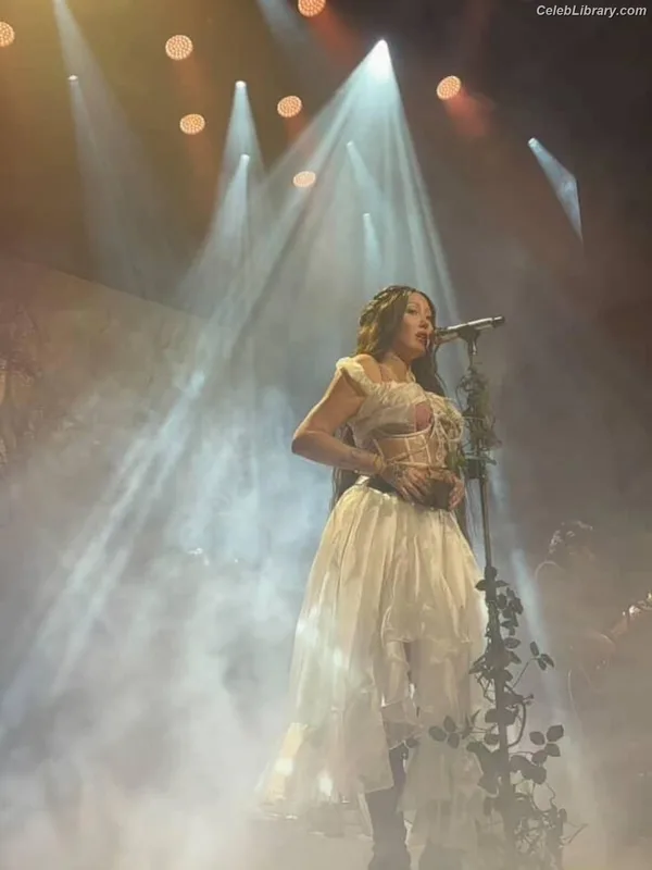 Noah Cyrus photo 4 of 908
