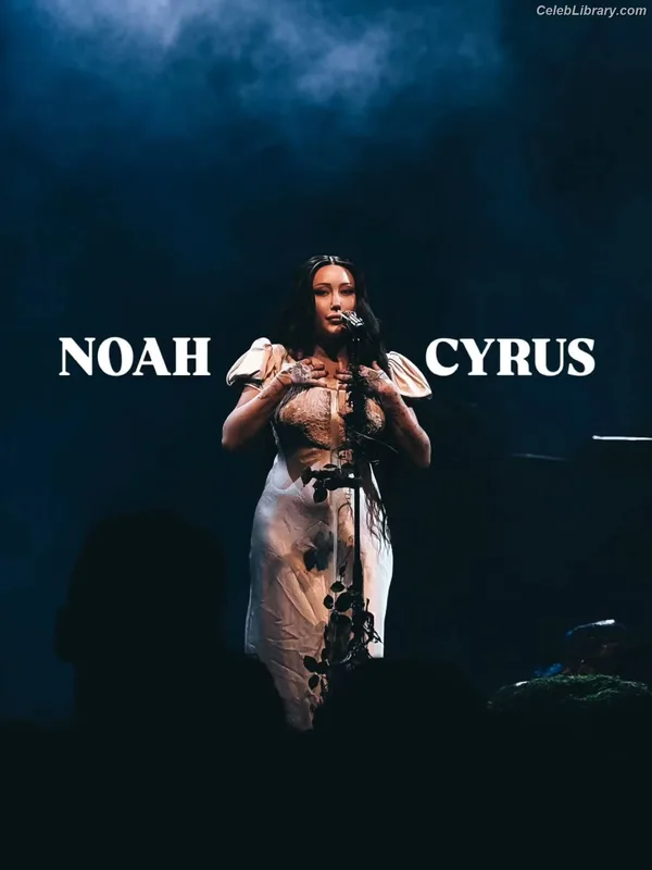 Noah Cyrus photo 5 of 908