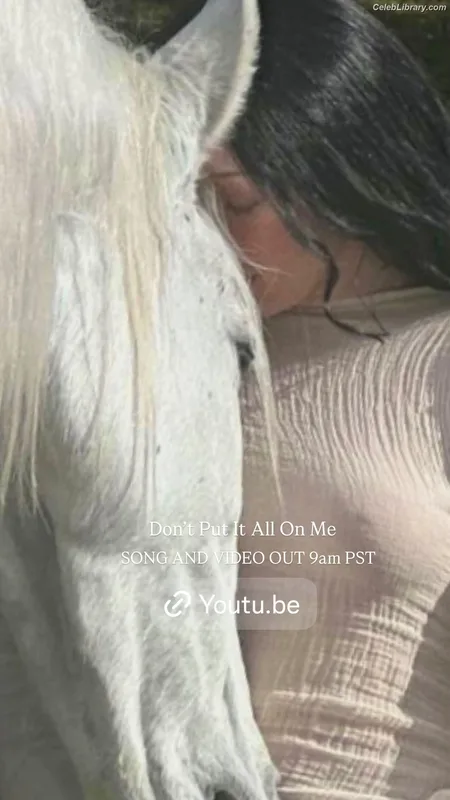 Noah Cyrus photo 7 of 908