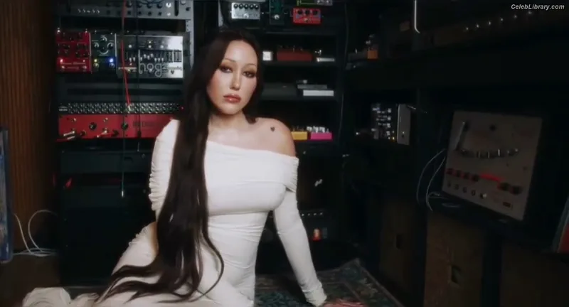 Noah Cyrus photo 16 of 908