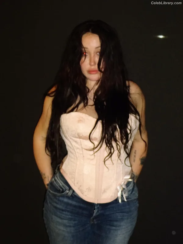 Noah Cyrus photo 2 of 908