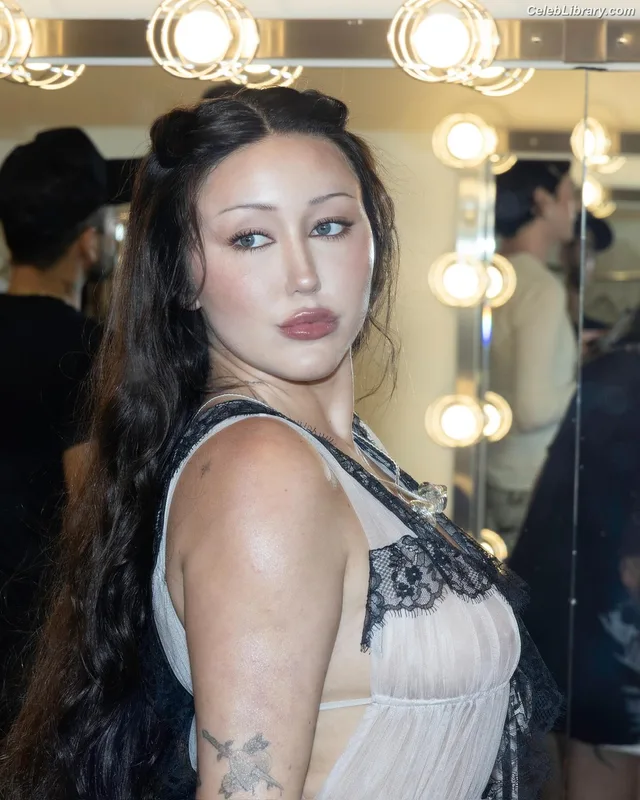 Noah Cyrus photo 10 of 908
