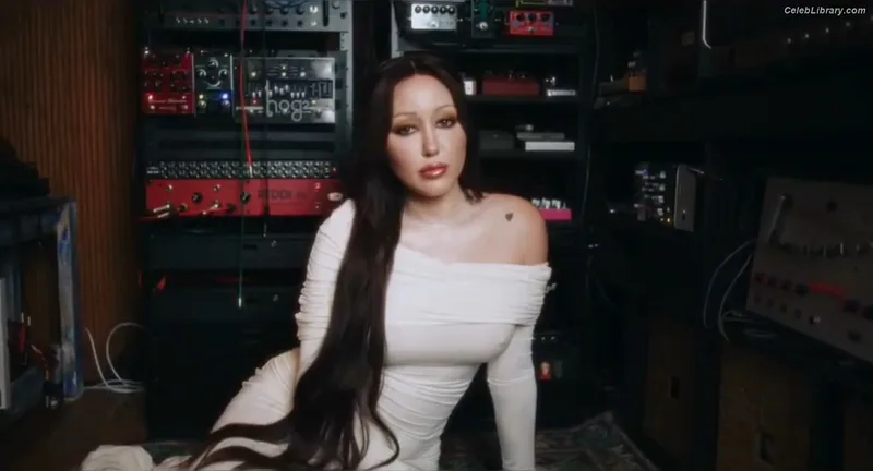 Noah Cyrus photo 15 of 908