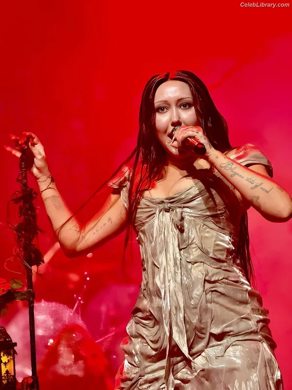 Noah Cyrus photo 18 of 908