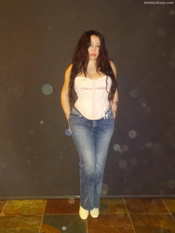 Noah Cyrus photo 2 of 908