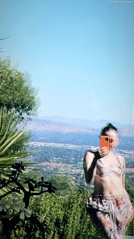 Noah Cyrus photo 6 of 908