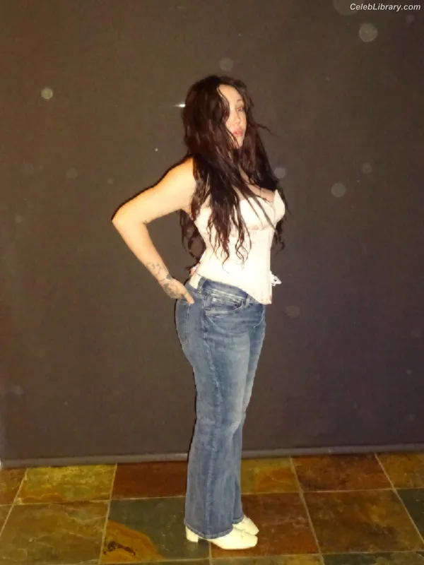 Noah Cyrus photo 16 of 908