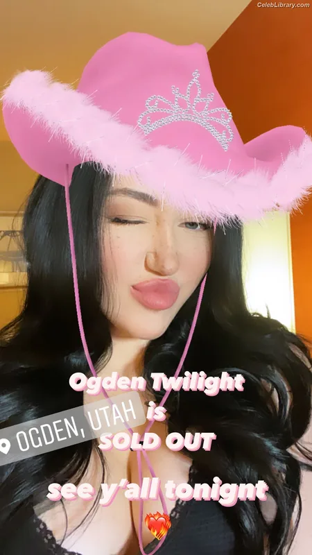 Noah Cyrus photo 19 of 908