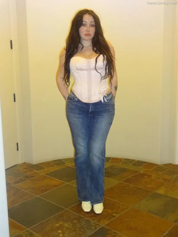 Noah Cyrus photo 1 of 908