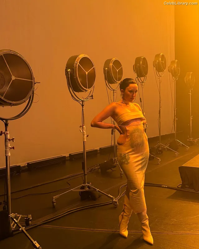 Noah Cyrus photo 2 of 908