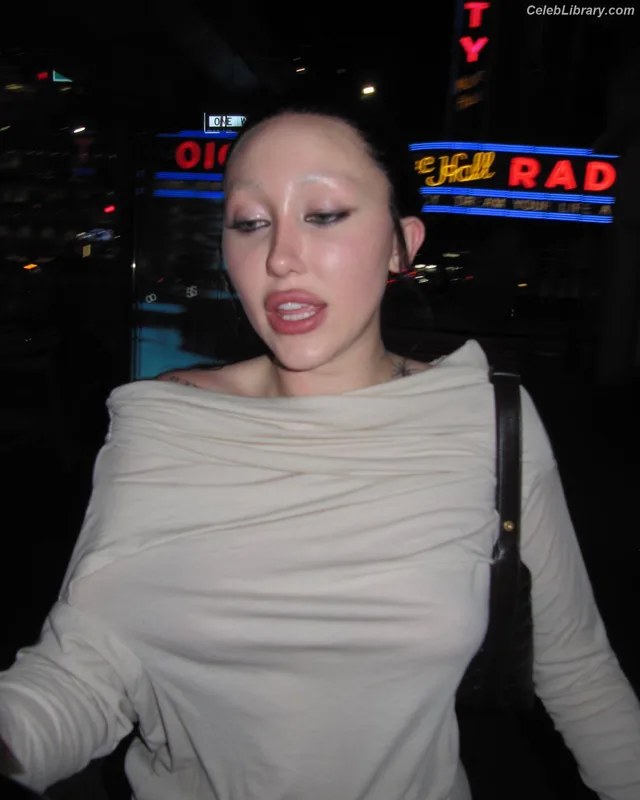 Noah Cyrus photo 12 of 908