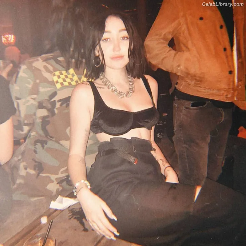Noah Cyrus photo 7 of 908