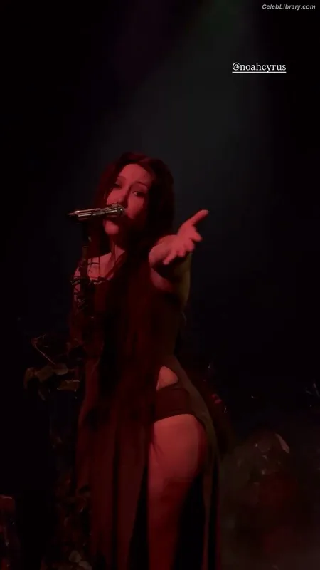 Noah Cyrus photo 10 of 908