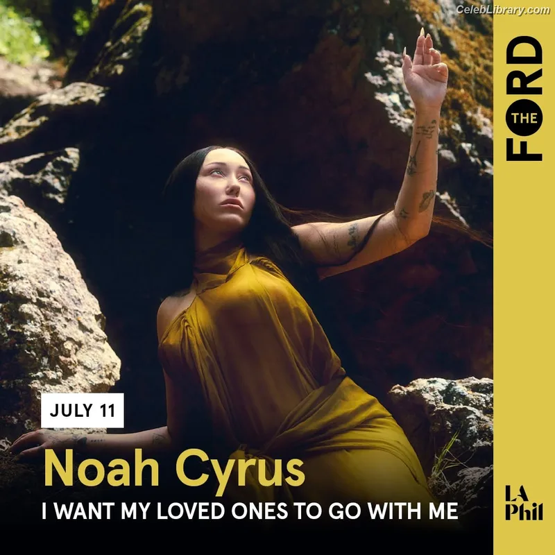 Noah Cyrus photo 12 of 908