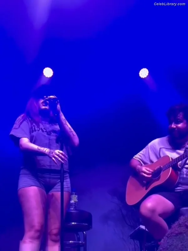Noah Cyrus photo 5 of 908