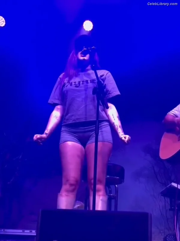 Noah Cyrus photo 12 of 908