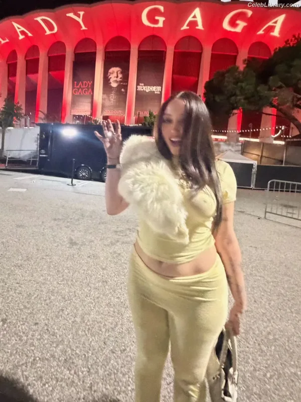 Noah Cyrus photo 13 of 908