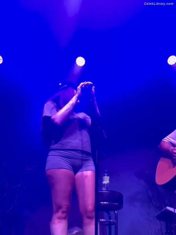 Noah Cyrus photo 15 of 908
