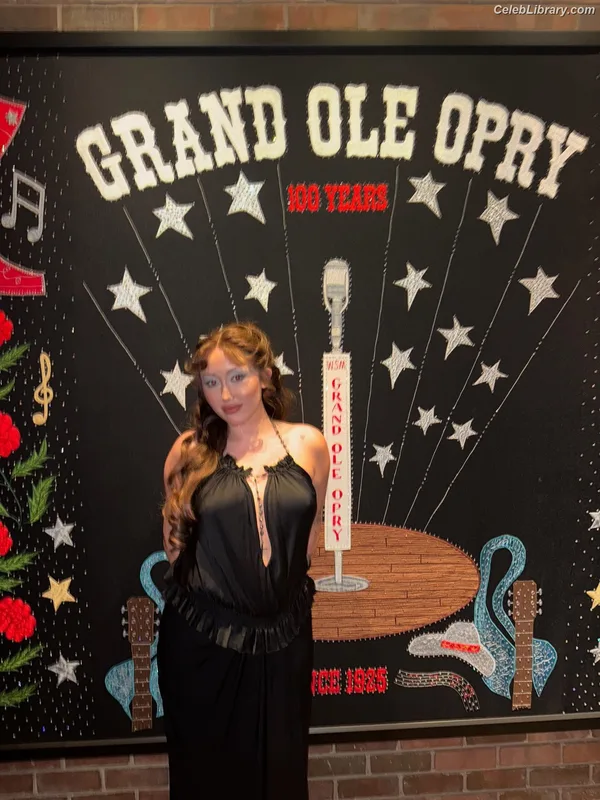 Noah Cyrus photo 2 of 908