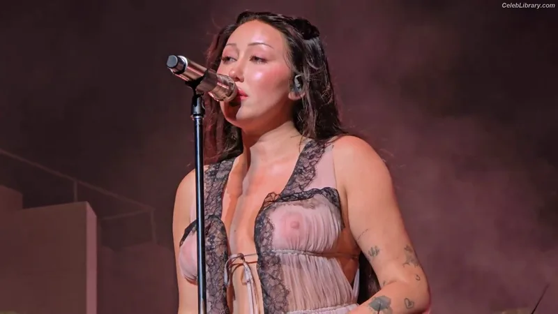 Noah Cyrus photo 5 of 908