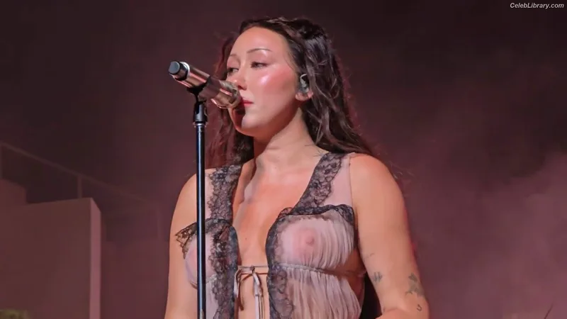 Noah Cyrus photo 4 of 908