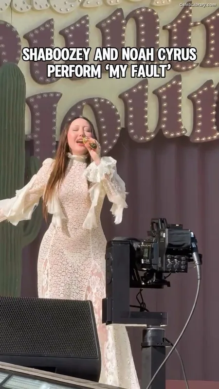 Noah Cyrus photo 6 of 908