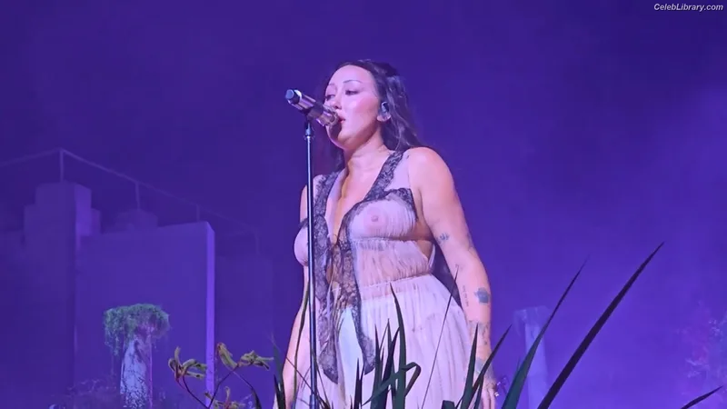 Noah Cyrus photo 10 of 908