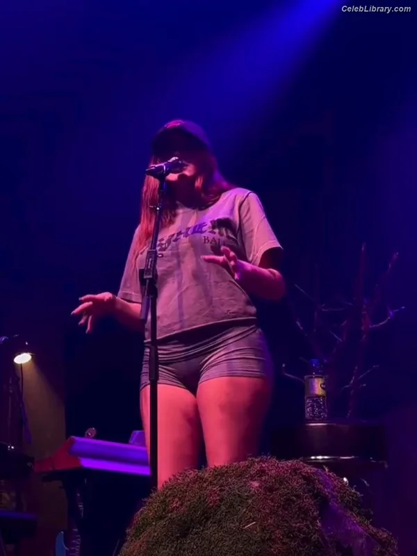 Noah Cyrus photo 14 of 908