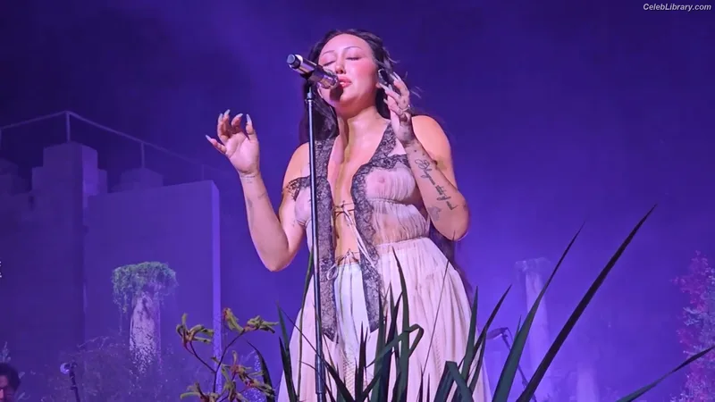 Noah Cyrus photo 15 of 908