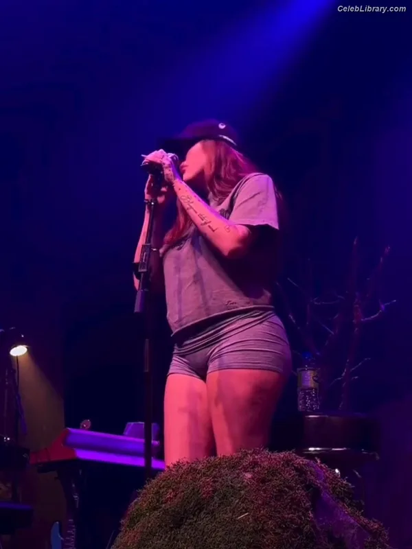 Noah Cyrus photo 18 of 908