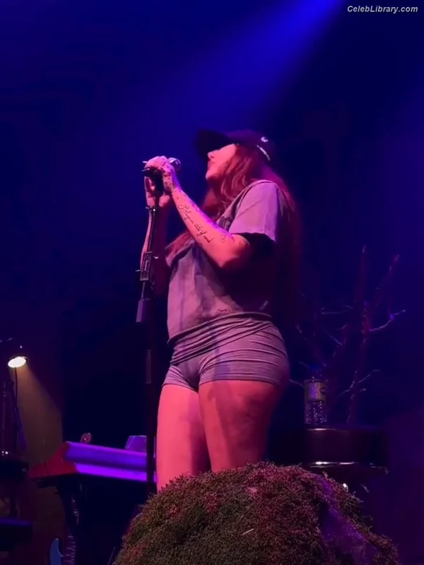 Noah Cyrus photo 23 of 908