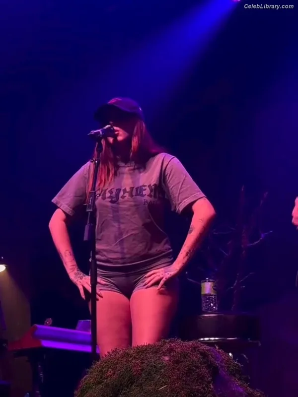Noah Cyrus photo 3 of 908