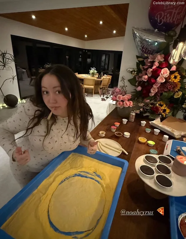 Noah Cyrus photo 16 of 908