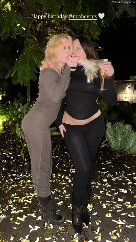 Noah Cyrus photo 15 of 908