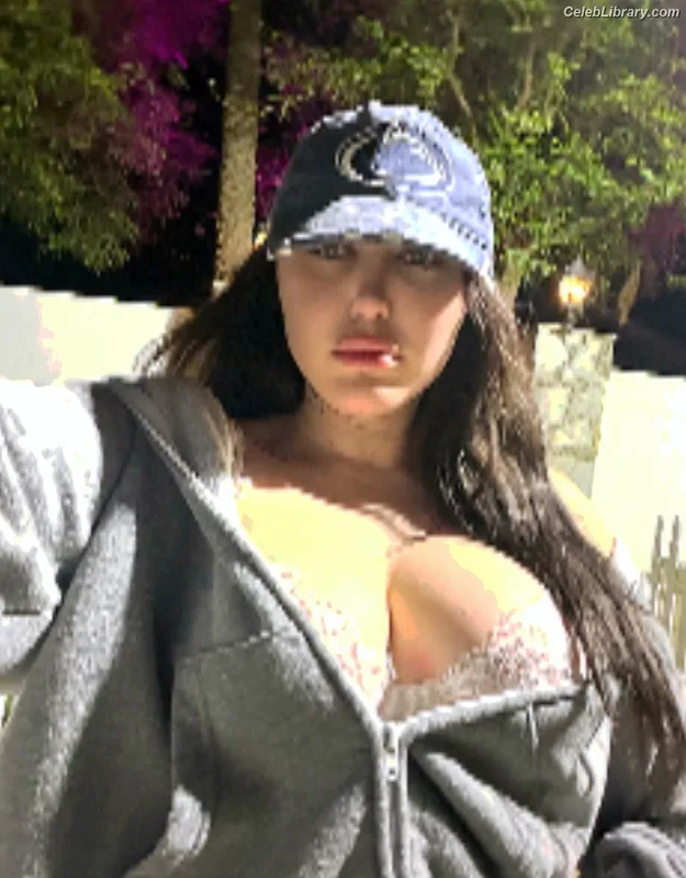 Noah Cyrus photo 17 of 908
