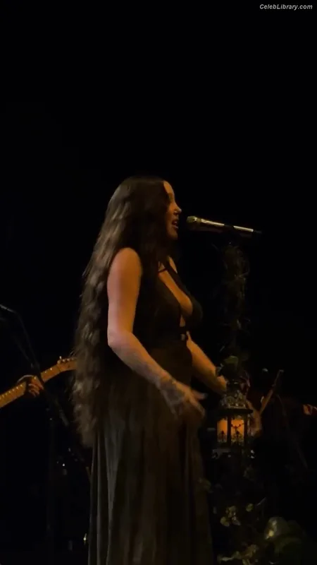 Noah Cyrus photo 4 of 908